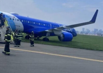 ടേക്ക് ഓഫിനായി റൺവേയിലേക്ക് എത്തിയ വിമാനം മുൻഭാഗം കുത്തി വീണു, ഒഴിവായത് വൻ ദുരന്തം