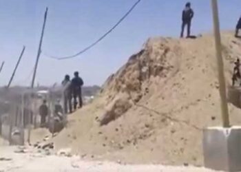 ഒരു നേരത്തെ അന്നത്തിനായി അലഞ്ഞുതിരിയുന്ന നിരായുധരായ കുട്ടികളും പ്രായമായവരും സ്ത്രീകളുമടക്കമുള്ളവർക്ക് നേരെ അലറിവിളിച്ച് യുഎസ് ഗാർഡുകൾ…’ആ അലയുന്ന സോംബിക്കൂട്ടങ്ങളെ, വെടിവയ്ക്കൂ’ 24 മണിക്കൂറിനുള്ളിൽ മരിച്ചുവീണത് 118 പലസ്തീനികൾ- വീഡിയോ