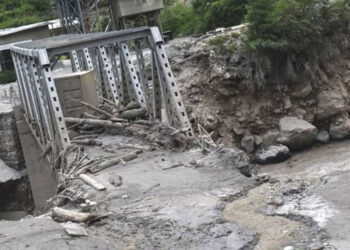 ബദൽപാത വേണം, ‘നൂറുകണക്കിന് ഇന്ത്യൻ തീർഥാടകർ കുടുങ്ങിക്കിടക്കുന്നു, ദുരിതം കനത്ത മഴയിൽ മിതേരി പാലം ഒലിച്ച് പോയതോടെ