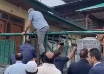 ‘എന്റെ വഴി തടയാൻ ശ്രമിച്ചു, അവർ എന്നെ പിടികൂടാൻ ശ്രമിച്ചു, പക്ഷേ ഇന്ന് എന്നെ തടയാനാകില്ല’!! രക്തസാക്ഷികളുടെ ശവകുടീരത്തിൽ പ്രവേശിക്കുന്നത് വിലക്കി ​ഗവർണർ, മതിൽച്ചാടി കടന്ന് ഒമർ അബ്ദുള്ള