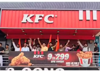 ‘ചിക്കൻ വിളമ്പരുത്, സസ്യാഹാരം വിളമ്പുക, അല്ലെങ്കിൽ പൂട്ടുക’; കെഎഫ്സിക്ക് മുന്നിൽ ഹിന്ദുരക്ഷാ ദൾ പ്രവർത്തകരുടെ പ്രതിഷേധം