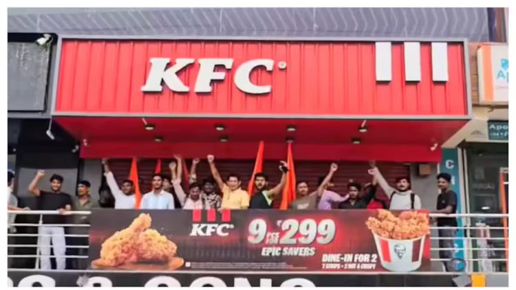 ‘ചിക്കൻ വിളമ്പരുത്, സസ്യാഹാരം വിളമ്പുക, അല്ലെങ്കിൽ പൂട്ടുക’; കെഎഫ്സിക്ക് മുന്നിൽ ഹിന്ദുരക്ഷാ ദൾ പ്രവർത്തകരുടെ പ്രതിഷേധം