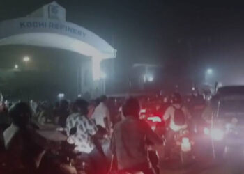 കൊച്ചിന്‍ റിഫൈനറിക്ക് സമീപം പൊട്ടിത്തെറി, പ്രദേശമാകെ പുകയും രൂക്ഷ​ഗന്ധവും