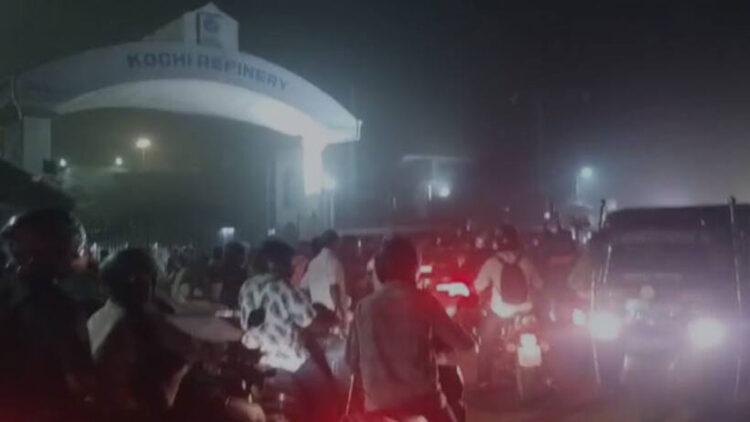 കൊച്ചിന്‍ റിഫൈനറിക്ക് സമീപം പൊട്ടിത്തെറി, പ്രദേശമാകെ പുകയും രൂക്ഷ​ഗന്ധവും