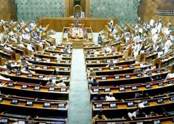 പ്ലക്കാര്ഡുകളുമായി നടുത്തളത്തിലിറങ്ങി പ്രതിപക്ഷം, ബഹളത്തില് സ്തംഭിച്ച് പാര്ലമെന്റ്