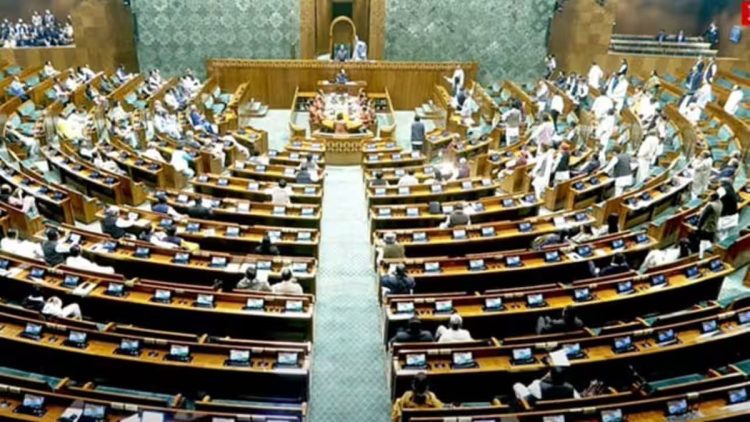 പ്ലക്കാര്‍ഡുകളുമായി നടുത്തളത്തിലിറങ്ങി പ്രതിപക്ഷം, ബഹളത്തില്‍ സ്തംഭിച്ച് പാര്‍ലമെന്‍റ്