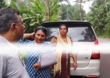 അമ്മയുമായി സ്കൂട്ടറിൽ പോയ യുവതിയുടെ കഴുത്തിൽ കേബിൾ കുരുങ്ങി; വാഹനം മറിഞ്ഞ് അപകടത്തിൽ 2 പേർക്കും പരിക്ക്