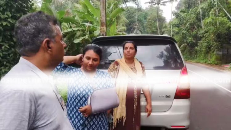 അമ്മയുമായി സ്കൂട്ടറിൽ പോയ യുവതിയുടെ കഴുത്തിൽ കേബിൾ കുരുങ്ങി; വാഹനം മറിഞ്ഞ് അപകടത്തിൽ 2 പേർക്കും പരിക്ക്