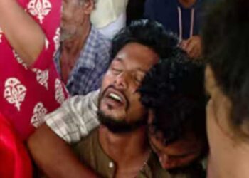 ഉറുമ്പ് അരിമണി കൂട്ടിവയ്ക്കുന്നപോലെ മക്കൾക്കായി ഓരോന്നും കരുതിവയ്ക്കുന്ന അമ്മ, ആ അമ്മയുടെ കയ്യിലേക്ക് ആദ്യ ശമ്പളം വച്ചുകൊടുക്കാൻ ഓടിയെത്തിയ മകൻ, കണ്ടത് അമ്മയുടെ ചേതനയറ്റ ശരീരം