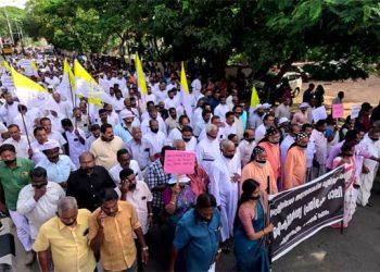 കന്യാസ്ത്രീകളുടെ അറസ്റ്റ്: രാജ്ഭവനിലേക്ക് ക്രൈസ്തവ സഭകളുടെ മാർച്ച്; കറുത്ത തുണി കൊണ്ട് വാമൂടി പ്രതിഷേധം