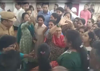 ശുചിമുറിയിൽ രക്തത്തുള്ളി, വിചിത്ര നീക്കവുമായി അധ്യാപക‌ർ; വിദ്യാര്‍ത്ഥിനികളുടെ അടിവസ്ത്രം അഴിച്ച് പരിശോധിക്കാൻ ശ്രമം, കേസെടുത്ത് പൊലീസ്