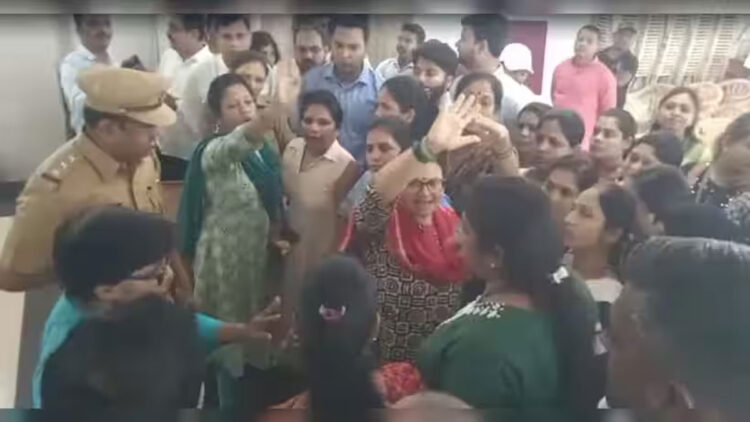 ശുചിമുറിയിൽ രക്തത്തുള്ളി, വിചിത്ര നീക്കവുമായി അധ്യാപക‌ർ; വിദ്യാര്‍ത്ഥിനികളുടെ അടിവസ്ത്രം അഴിച്ച് പരിശോധിക്കാൻ ശ്രമം, കേസെടുത്ത് പൊലീസ്