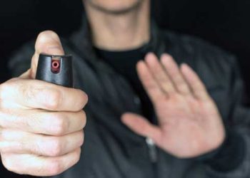 സഹപാഠികൾ തമ്മിലുള്ള തർക്കം ചോദ്യം ചെയ്യാനെത്തിയ മാതാപിതാക്കൾക്കു നേരെ പ്ലസ്ടു വിദ്യാർഥിയുടെ വക പെപ്പർ സ്പ്രേ പ്രയോ​ഗം, മാതാപിതാക്കാളെ രക്ഷിക്കാനെത്തിയ 10 വിദ്യാർഥികൾ അസ്വസ്ഥതയുമായി ആശുപത്രിയിൽ