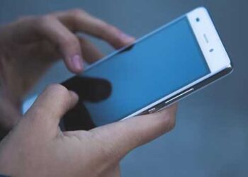 കാമുകനുമൊപ്പമുള്ള സ്വകാര്യ ദൃശ്യങ്ങൾ ഭർത്താവിന്റെ ഫോണിൽ, നീക്കം ചെയ്യാൻ പഠിച്ച പണി പതിനെട്ടും പയറ്റിയിട്ടും പറ്റാതെ വന്നതോടെ ‘ക്വട്ടേഷൻ’, ഭർത്താവിന്റെ പരാതിയിൽ ഒരാൾ അറസ്റ്റിൽ, യുവതിക്കെതിരേയും കേസ്