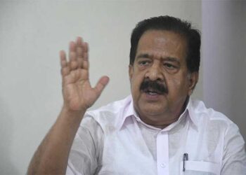 സർക്കാർ ആശുപത്രികളിൽ നടന്ന് പോകുന്നവർ മൂക്കിൽ പഞ്ഞിവെച്ച് തിരിച്ചെത്തുന്ന സ്ഥിതി..!! പാവങ്ങൾക്കും അമേരിക്കയിൽ പോയി ചികിൽസിക്കാൻ കഴിയില്ലാലോ..!! സാധാരണക്കാർ പണം ഉണ്ടാക്കി കൊണ്ടുവന്നിട്ട് വേണം  മരുന്ന് വാങ്ങാൻ… രമേശ് ചെന്നിത്തല