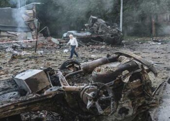 പുടിനോടൊന്നും സംസാരിച്ചിട്ട് യാതൊരു പുരോഗതിയുമില്ല- ട്രംപ്!! കീവിന് നേരേ ബാലിസ്റ്റിക് മിസൈൽ ആക്രമണമുണ്ടാകുമെന്ന് മുന്നറിയിപ്പ്, തൊട്ടുപിന്നാലെ കനത്ത വ്യോമാക്രമണം, നിരവധി കെട്ടിടങ്ങൾ തകർന്നു, എട്ടുപേർക്ക് പരുക്ക്