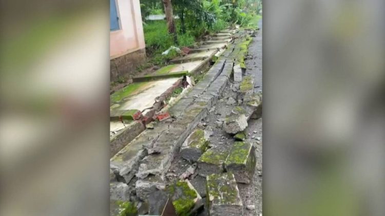 സ്കൂൾ മതിൽ തകർന്ന് വീണു, അവധി ദിവസമായതിനാൽ വൻ അപകടം ഒഴിവായി