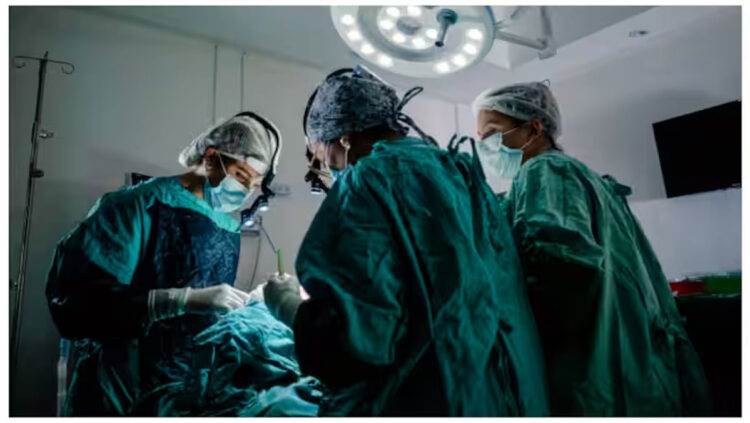 കാമുകനെ വീട്ടിലേക്ക് വിളിച്ച് വരുത്തി, സ്വകാര്യ ഭാഗം മുറിച്ചുമാറ്റി കാമുകി