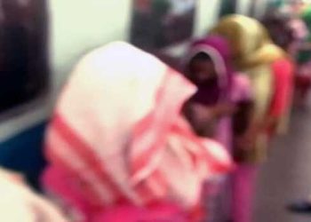 ടിക്കറ്റില്ല, കയ്യിൽ പതിച്ചിരുന്നത് കോച്ച്- ബെർത്ത് നമ്പരുകൾ, ബെം​ഗളൂരുവിൽ ജോലി വാ​ഗ്ദാനം ചെയ്ത് കടത്താൻ ശ്രമിച്ചത് ബിഹാറിലേക്ക്!! മനുഷ്യക്കടത്ത് സംഘത്തിൽനിന്ന് 56 യുവതികളെ മോചിപ്പിച്ചു, സ്ത്രീയുൾപെടെ രണ്ടുപേർ അറസ്റ്റിൽ