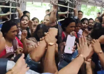 ട്രെയിനിൽ യുവതികൾ തമ്മിൽ കൂട്ടത്തല്ല്, മുടിക്ക് കുത്തിപ്പിടിച്ച് കൂട്ടയടി, യുവതിക്ക് കടിയേറ്റു, വീഡിയോ വൈറൽ