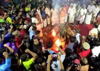 കണ്ണേ…കരളേ… വിഎസ്സേ…ഞങ്ങടെ നെഞ്ചിലെ റോസാപ്പൂവേ… ആരു പറഞ്ഞു മരിച്ചെന്ന്… ജീവിക്കുന്നു ഞങ്ങളിലൂടെ… ഞങ്ങളിലൊഴുകും ചോരയിലൂടെ…ചെങ്കൊടിയേന്തിയ വിപ്ലവ നക്ഷത്രം ഇനി അമരൻ!!