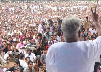 നീട്ടിക്കുറിക്കിയ സ്വത സിദ്ധമായ ശൈലിയിൽ അലറിവിളിക്കുന്ന തിരമാലകളെ പോലും നിശബ്ദമാക്കിയ ശബ്ദം… കൊല്ലാം പക്ഷെ തോൽപിക്കാവാനില്ലെന്നു സ്വന്തം പാർട്ടിക്കുള്ളിൽ തന്നെ വെളിവാക്കിയ നിലപാടിന്റെ പ്രതിരൂപം…