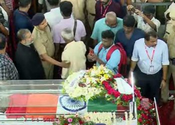 മുഖ്യമന്ത്രി കസേരയിൽ നിന്ന് പടിയിറങ്ങി 14 വർഷങ്ങൾ,  ഒരിക്കൽക്കൂടി സെക്രട്ടേറിയറ്റ് മുറ്റത്ത് വിഎസ്സെത്തി, യാത്രാമൊഴി ചൊല്ലുവാൻ