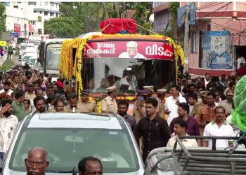 രണ്ടരമണിക്കൂർ കൊണ്ട് പിന്നിട്ടത് നാലുകിലോമീറ്റർ മാത്രം; തലസ്ഥാന ന​ഗരത്തിൻ്റെ സ്നേഹാദരം ഏറ്റുവാങ്ങി വിഎസിൻ്റെ വിലാപ യാത്ര
