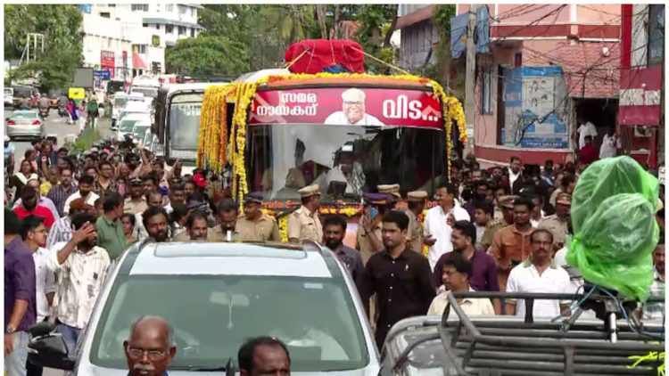 രണ്ടരമണിക്കൂർ കൊണ്ട് പിന്നിട്ടത് നാലുകിലോമീറ്റർ മാത്രം; തലസ്ഥാന നഗരത്തിൻ്റെ സ്നേഹാദരം ഏറ്റുവാങ്ങി വിഎസിൻ്റെ വിലാപ യാത്ര