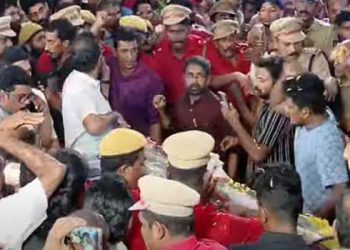 വഴിയരികിൽ കാത്തുനിന്ന ജനഹൃദയങ്ങളുടെ അവസാന അഭിവാദ്യങ്ങൾ ഏറ്റുവാങ്ങി വിഎസ് വീടണഞ്ഞു