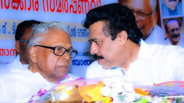 ‘ത്രിവിക്രമന് പിള്ള എന്തെങ്കിലും എഴുതി വച്ചാല് ഇല്ലാതാകുന്നതാണോ വി എസ് ?’ നെല്വയല് സംരക്ഷിക്കേണ്ടതിന്റെ ആവശ്യകതയേപ്പറ്റി ഇവന്മാര്ക്കു വല്ലതും അറിയാമോ? വി എസിനെ അനുസ്മരിച്ച് വിനയൻ