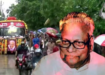 പാർട്ടി ഓഫീസിൽ നിന്നും വിഎസിൻ്റെ അവസാന പടിയിറക്കം, വിലാപയാത്ര റിക്രിയേഷൻ മൈതാനത്തേക്ക്; പെരുമഴയിലും ഹൃദയം പകുത്ത് ജനം