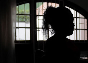 ജനലുകളിൽ സ്റ്റിക്കർ, വീടിനു ചുറ്റും നെറ്റ്; കൊച്ചിയിലെ അനാശാസ്യകേന്ദ്രത്തിൽ റെയ്ഡ്: സ്ത്രീകളടക്കം 9 പേർ പിടിയിൽ