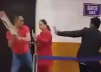 വിമാനത്താവളത്തിൽ അമിത ലഗേജിന് ഫീസ് ചോദിച്ചു, കയ്യിൽ കിട്ടിയ പരസ്യ ബോർഡെടുത്ത് ജീവനക്കാർക്കു നേരെ സൈനികന്റെ ആക്രമണം, തലയ്ക്കും നട്ടെല്ലിനും ​ഗുരുതര പരുക്ക്- വീഡിയോ