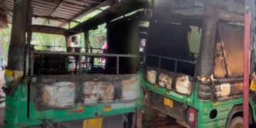 15 കാരിയായ മകളുടെ പിന്നാലെ നടന്നു ശല്യം ചെയ്യൽ, ചോദ്യം ചെയ്ത പിതാവിന്റെ വീട്ടുമുറ്റത്തുകിടന്ന ഓട്ടൊ കത്തിച്ച് യുവാക്കളുടെ പ്രതികാരം, രണ്ടു പേർ അറസ്റ്റിൽ