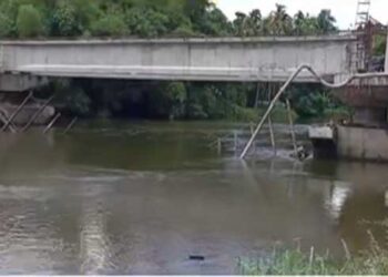 നിർമാണത്തിനിടയിൽ പാലത്തിന്റെ സ്പാൻ ഇളകി, അപകടത്തിൽ പുഴയിലേക്കു വീണ രണ്ടു തൊഴിലാളികൾക്കായി തെരച്ചിൽ, ഒരാളെ രക്ഷപ്പെടുത്തി