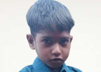 മഴ പെയ്തതോടെ റോഡ് താറുമാറായി!! പനി ബാധിച്ച കുഞ്ഞിനേയും തോളിലെടുത്തുകൊണ്ട് യാത്ര ചെയ്തത് കിലോമീറ്ററുകളോളം, ആശുപത്രിയിലെത്തിക്കും മുൻപേ കുഞ്ഞു കാർത്തിക് മരണത്തിനു കീഴടങ്ങി