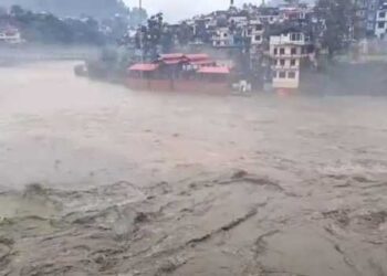 ഹിമാചലിൽ മേഘവിസ്ഫോടനവും മിന്നൽ പ്രളയവും!! മൂന്നു ജില്ലകളിലെ പാലങ്ങൾ ഒലിച്ചുപോയി, ദേശീയപാതകളടക്കം മുന്നൂറോളം റോഡുകൾ അടച്ചു