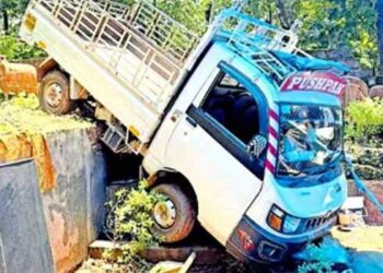 ക്യാൻസർ ബാധിച്ച് മരിച്ച മകളുടെ 41-ാം ചരമദിനച്ചടങ്ങിനു സാധനങ്ങളുമായി വന്ന ലോറി വീട്ടുമുറ്റത്തേക്കു മറിഞ്ഞ് അമ്മയ്ക്ക് ദാരുണാന്ത്യം, ലോറി മറിഞ്ഞത് വീട്ടുമുറ്റത്ത് തുണി അലക്കുകയായിരുന്ന അമ്മയുടെ ദേഹത്തേക്ക്, അപകടത്തിൽ കൈകൾ മുറിഞ്ഞുമാറി