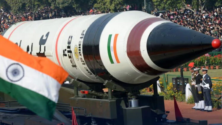 അഗ്നി 5 മിസൈൽ വിജയകരമായി പരീക്ഷിച്ച് ഇന്ത്യ; ദൂരപരിധി 5000 കിലോമീറ്റർ വരെ