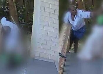 അയൽക്കാർ തമ്മിൽ വഴക്ക്, വീട്ടിലേക്കു അതിക്രമിച്ചു കയറിയ വയോധികനു വടി കൊണ്ട് തല്ല്, വടി തിരിച്ചുവാങ്ങി റിട്ട. അധ്യാപികയെ ക്രൂരമായി മർദിച്ച അയൽവാസി അറസ്റ്റിൽ