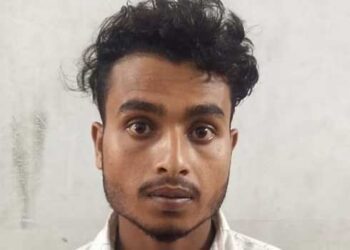 പെൺകുട്ടിയെ തട്ടിക്കൊണ്ടു പോകാൻ ശ്രമിച്ച കേസിൽ കസ്റ്റഡിയിലെടുത്ത പ്രതിയെ സ്റ്റേഷൻ ബഞ്ചിലിരുത്തി, കണ്ണുതെറ്റിയ നേരത്ത് കൈവിലങ്ങുമായി പ്രതി രക്ഷപ്പെട്ടു, അസം സ്വദേശിക്കായി തിരച്ചിൽ