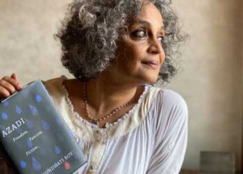 യുവാക്കളെ തെറ്റിദ്ധരിപ്പിച്ച് തീവ്രവാദത്തിലേക്ക് നയിക്കുന്നു, വിഘടനവാദം പ്രോത്സാഹിപ്പിക്കുന്നു!! അരുന്ധതി റോയിയുടെ ‘ആസാദി’യടക്കം 25 പുസ്തകങ്ങൾക്ക് കശ്മീരിൽ നിരോധനം