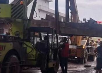 ബീമുകൾക്ക് 80 ടൺ ഭാരം, തുറവൂർ ഫ്ലൈയോവറിലെ ഇരുമ്പ് ഗർഡറുകൾ അഴിച്ചുമാറ്റുന്നതിനിടെ നിലംപതിച്ചു, ബീമുകൾ വീണത് തൂണിനടിയിൽ പാർക്ക് ചെയ്തിരുന്ന പുള്ളർ ലോറിയിലേക്ക്, ​ ​ഗതാ​ഗതം നിയന്ത്രിച്ചതിനാൽ ഒഴിവായത് വൻ ദുരന്തം