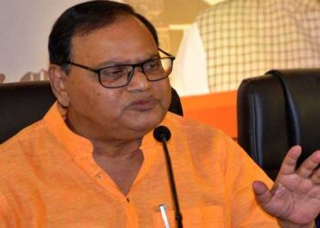 അധ്യാപകർ ഇടുന്ന വസ്ത്രം നന്നായാൽ വിദ്യാർഥികളുടെ ശ്രദ്ധ വ്യതിചലിക്കുന്നത് കുറയ്ക്കാം!! അധ്യാപകർക്ക് ബഹുമാനം വേണോ? എങ്കിൽ ഡ്രസ് കോഡ് വേണം… വിചിത്ര കണ്ടുപിടിത്തവുമായി ബിജെപി എംപി