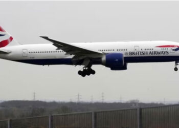 വീട്ടുകാരെ കാണിക്കാൻ പറക്കുന്നതിനിടെ കോക്ക്പിറ്റ് തുറന്നിട്ട് പൈലറ്റ്, ഭയന്ന് യാത്രക്കാരും ക്രൂവും, പിന്നാലെ സസ്പെൻഷൻ