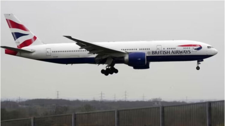 വീട്ടുകാരെ കാണിക്കാൻ പറക്കുന്നതിനിടെ കോക്ക്പിറ്റ് തുറന്നിട്ട് പൈലറ്റ്, ഭയന്ന് യാത്രക്കാരും ക്രൂവും, പിന്നാലെ സസ്പെൻഷൻ