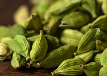 ഭക്ഷണത്തിന് ശേഷം പതിവായി ഒരു ഏലയ്ക്ക കഴിച്ചുനോക്കൂ… ​ഗുണങ്ങൾ പലത്