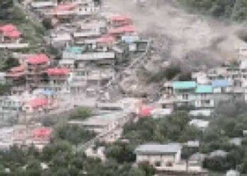 ഒലിച്ചുപോയത് അൻപതോളം ഹോട്ടലുകൾ… ഉത്തരകാശിയിൽ മേഘവിസ്ഫോടനം!! നിരവധിപ്പേർ കെട്ടിടങ്ങൾക്കിടയിൽ കുടുങ്ങിക്കിടക്കുന്നു!! ഒരു പ്രദേശത്തെയാകമാനം തൂത്തുതുടച്ചു പായുള്ള പ്രളയത്തിന്റെ ദൃശ്യങ്ങൾ പുറത്ത്- വീഡിയോ