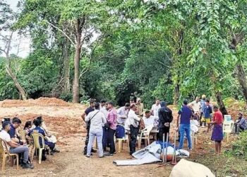 ബോളിയാർ വനമേഖലയ്ക്കടുത്തു മ‍ൃതദേഹം കുഴിച്ചിടുന്നത് കണ്ടു, വീട്ടിൽ വന്ന് വെള്ളം മേടിച്ചു കുടിച്ചു, പിന്നെ ഉപയോ​ഗിച്ച ആയുധം കഴുകിയിട്ട് പോയി, ധർമസ്ഥലയിൽ അന്വേഷണ സംഘത്തിനു മുന്നിൽ സ്ത്രീയുടെ വെളിപ്പെടുത്തൽ